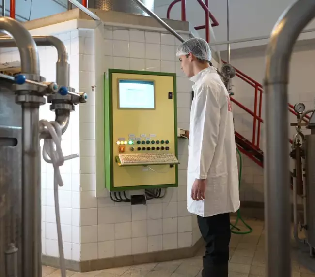 Erjedésipari szakember vezérlőpanellel