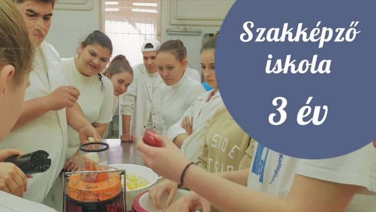 Kistermelői élelmiszer-előállító szakember konyhában