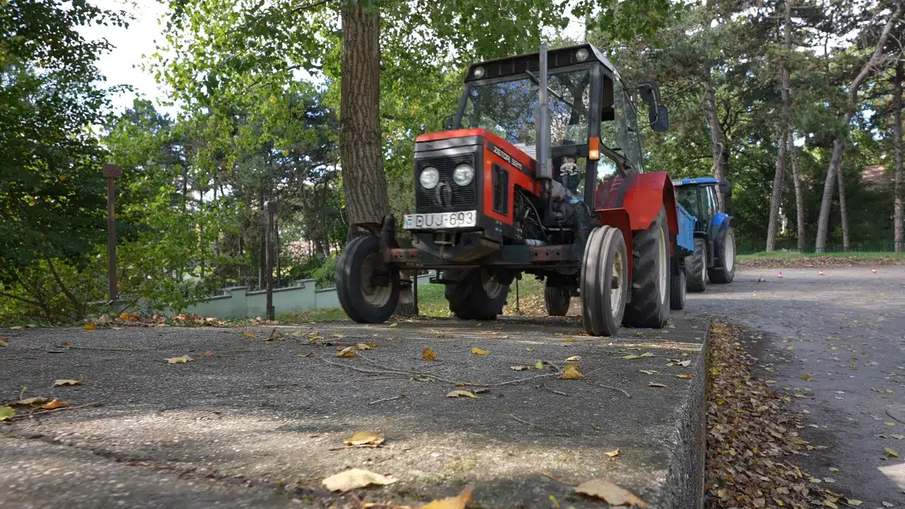 Mezőgazdasági gépek a gyakorlótéren